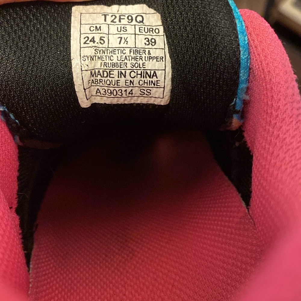 ASICS size 7.5 - Picture 2 of 3